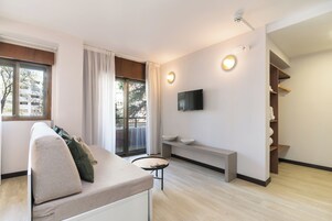 Suite, Balcony | Premium bedding, down comforters, memory foam beds, minibar