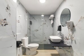 Habitació doble, balcó | Bany | Dutxa, articles de tocador gratuïts, assecador de cabells i tovalloles 