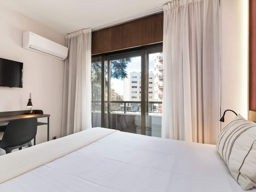 Economy tweepersoonskamer | Luxe beddengoed, donzen dekbedden, bedden met traagschuimmatras