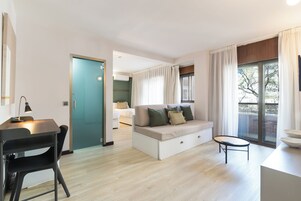 Suite, Balcony | Premium bedding, down comforters, memory foam beds, minibar