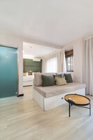 Suite, Balcony | Premium bedding, down comforters, memory foam beds, minibar