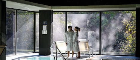 Piscine intérieure, chaises longues