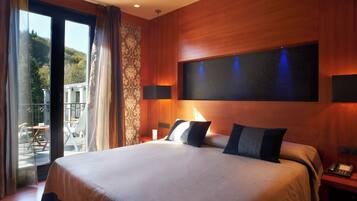 Een minibar, een kluis op de kamer, een bureau, verduisterende gordijnen