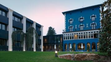 Voorkant accommodatie - avond/nacht