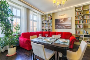 Apartamento luxo, 2 quartos, vista para a cidade | Opções para refeição no quarto
