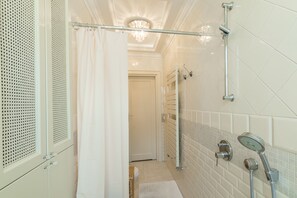 Une salle de bain avec une douche, des toilettes et un lavabo.