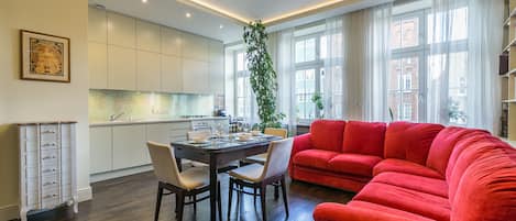 Departamento Deluxe, 2 habitaciones, vista a la ciudad | Cocina privada | Refrigerador, microondas, horno y parrilla de estufa