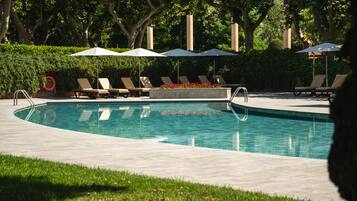 Indoor pool, seasonal outdoor pool, pool umbrellas, sun loungers