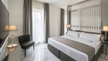 Ylelliset vuodevaatteet, tallelokero huoneessa, työpöytä, pimennysverhot