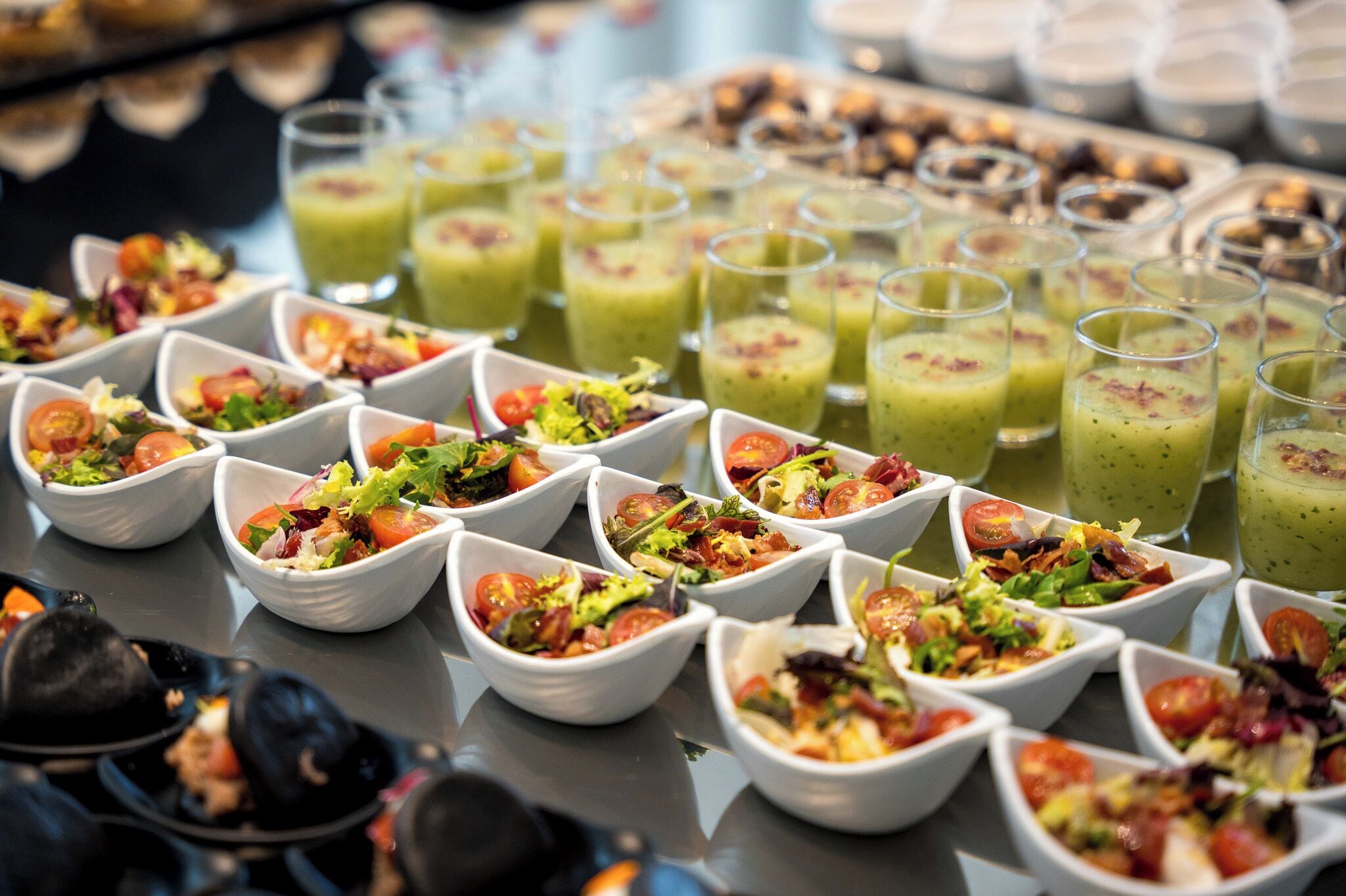 Un buffet proposant une variété de plats et de boissons.