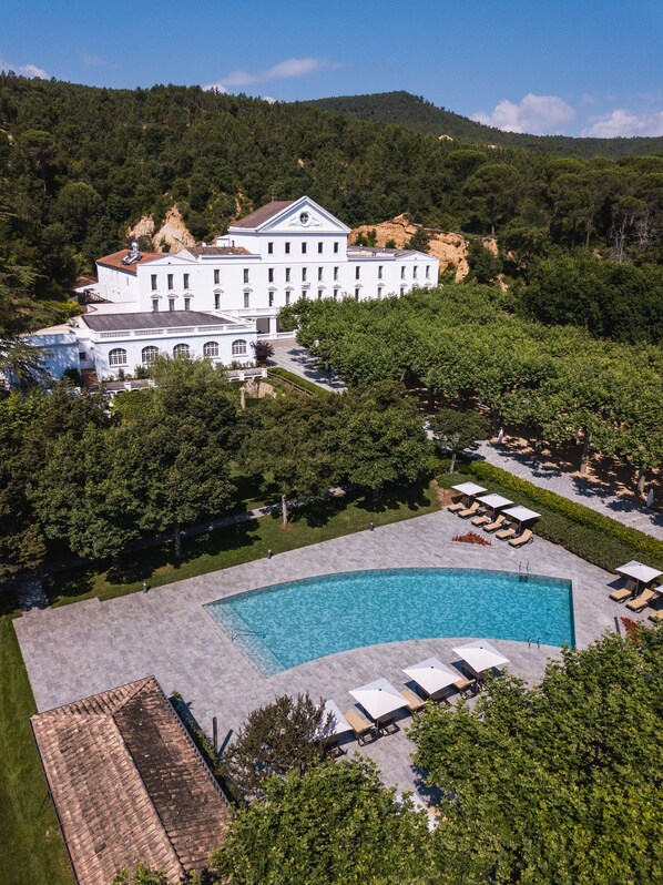 Vista frontal de la propiedad