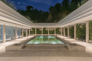 Indoor pool, seasonal outdoor pool, pool umbrellas, sun loungers - Hotel Balneari Termes Orion (Santa Coloma de Farners)