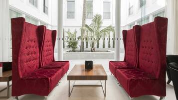 Coin salon dans le hall