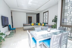 تناول الطعام داخل الغرفة