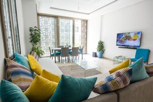 Apartamento, 2 habitaciones | Sala de estar | Una televisión de pantalla plana, una chimenea