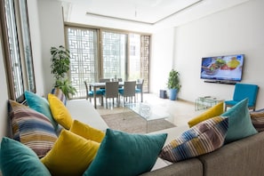 Appartement, 2 slaapkamers | Woonkamer | Flatscreentelevisie en een open haard
