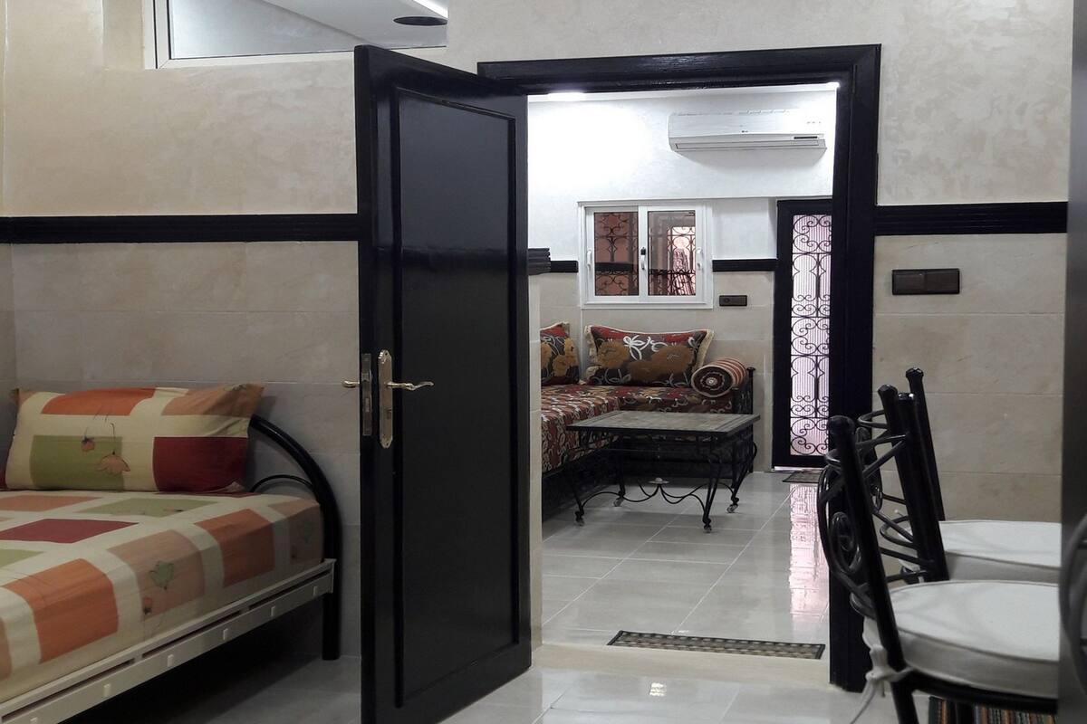Un dormitorio moderno con una cama, un escritorio y una silla.