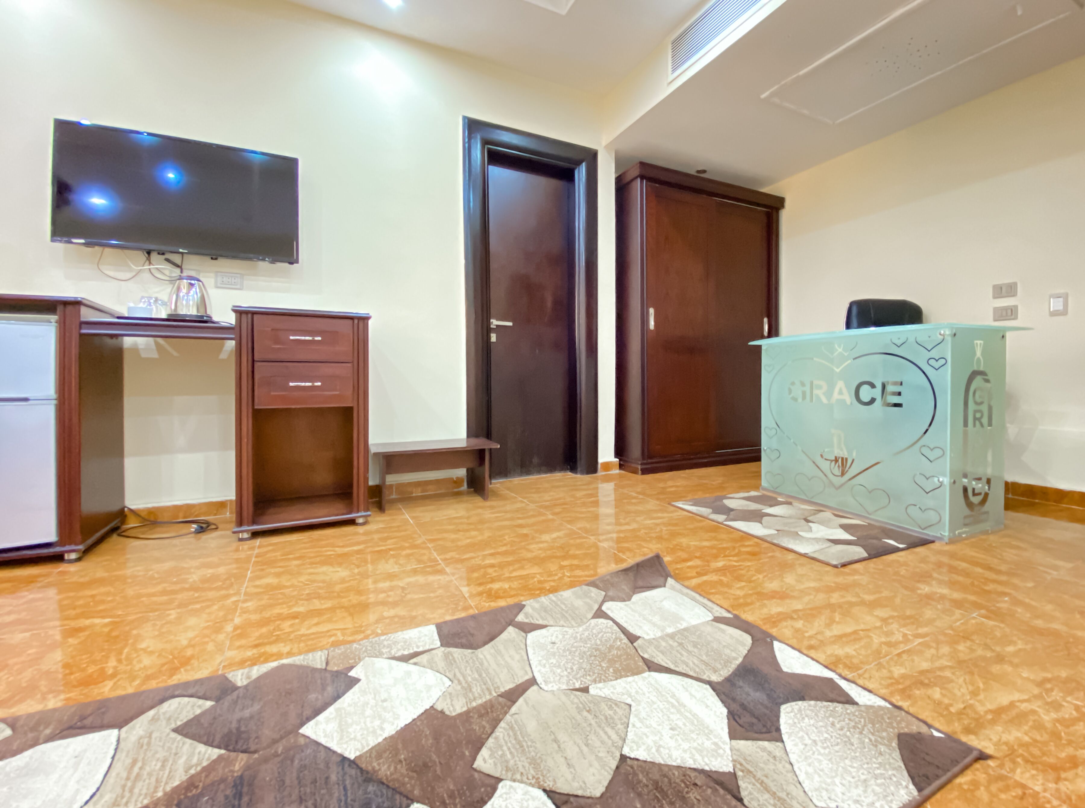 luxury suite, jetted tub | living area | flat-screen tv