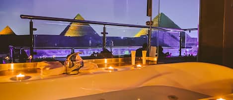 Deluxe King Suite With Pyramids View