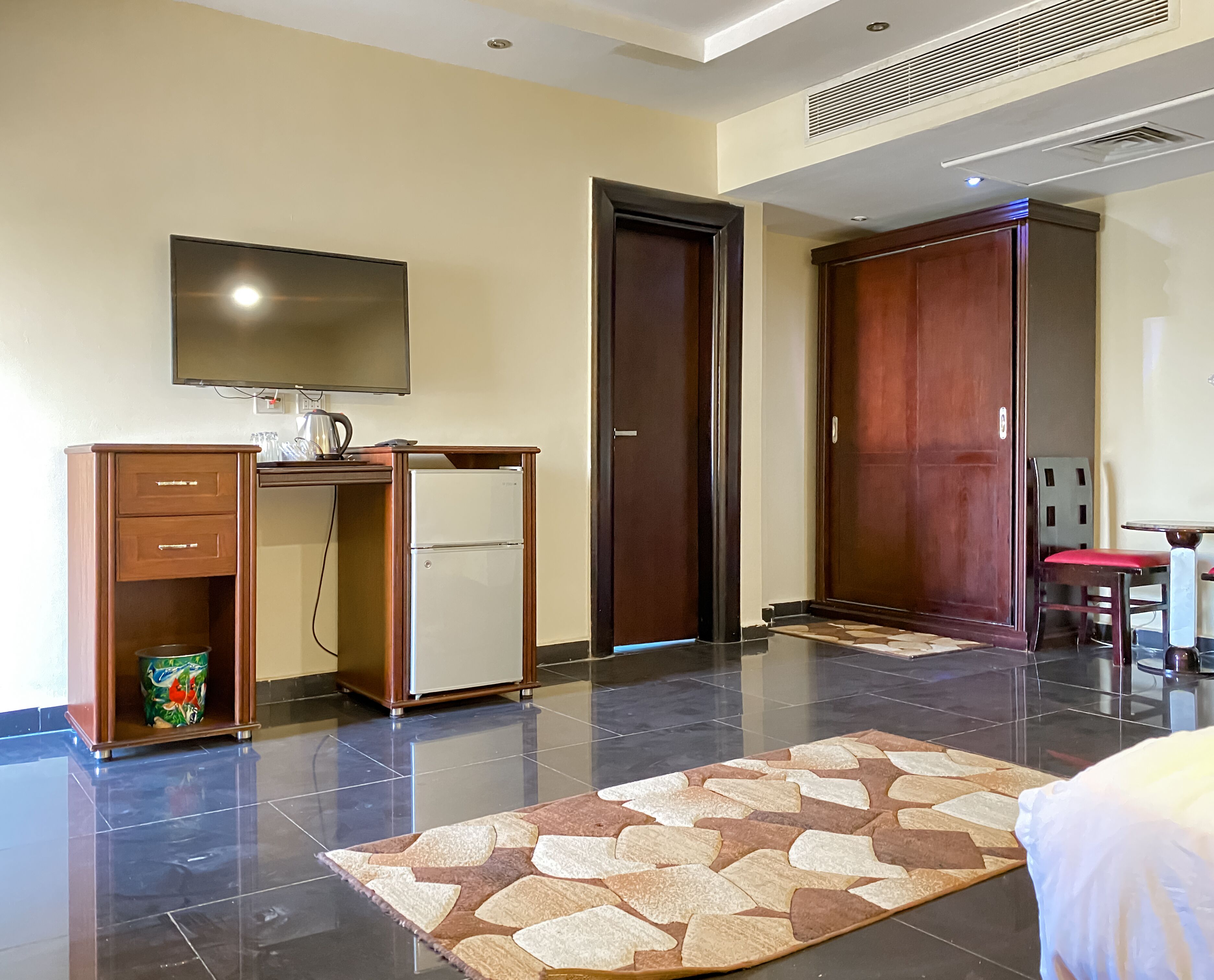 luxury suite, jetted tub | 1 bedroom, minibar, in-room safe, desk