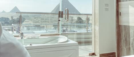 Suite | Minibar, safe på rommet, skrivebord og lydisolert