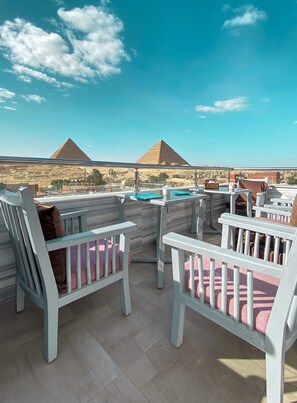 Deluxe King Suite With Pyramids View | Terrace/patio
