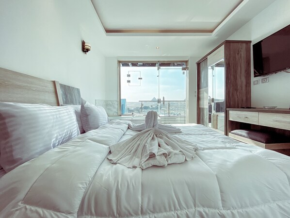 Deluxe King Suite With Pyramids View