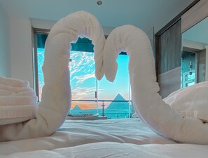 Suite | Een minibar, een kluis op de kamer, een bureau, geluiddichte muren