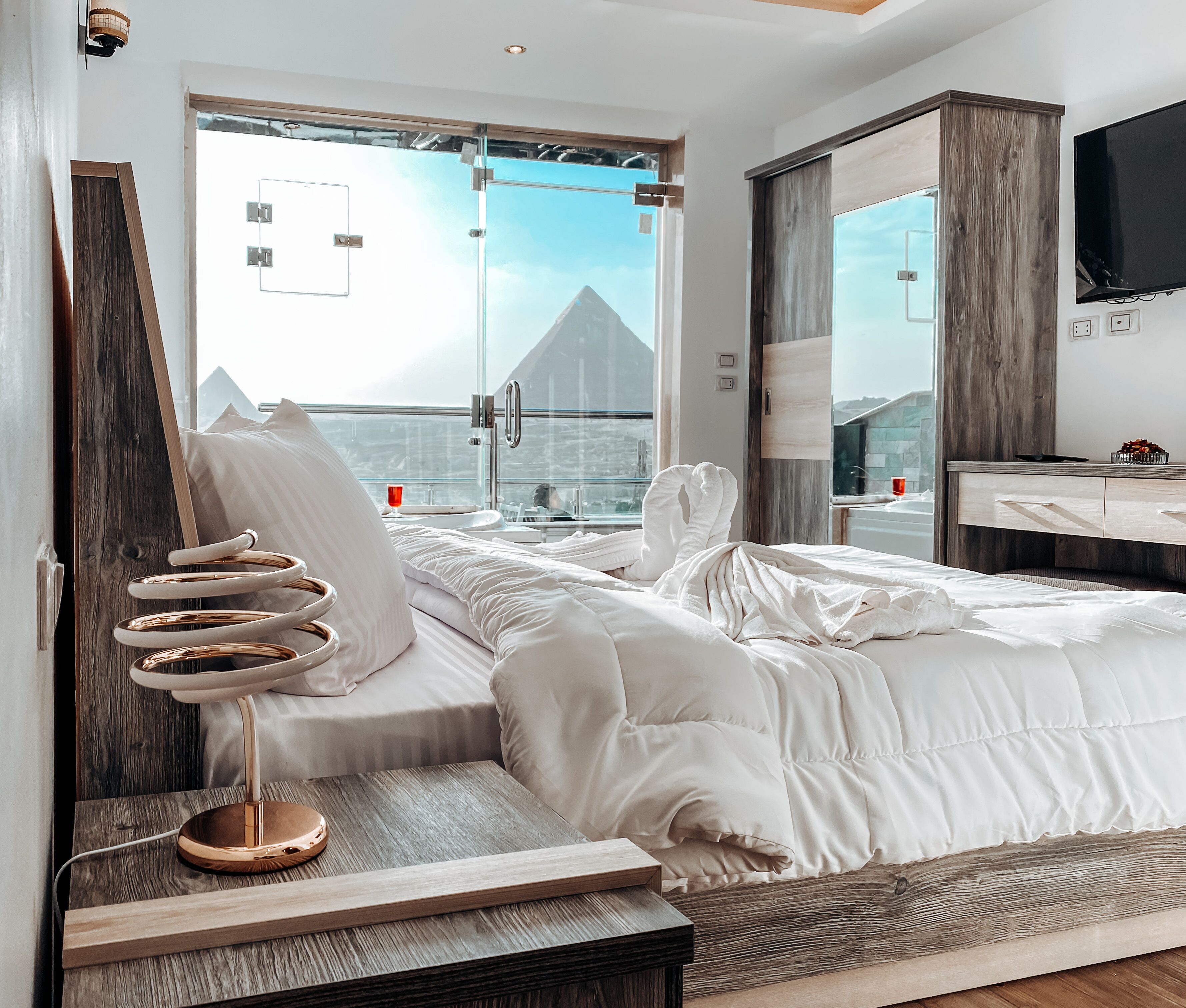 deluxe king suite with pyramids view | 1 bedroom, minibar, in-room safe, desk