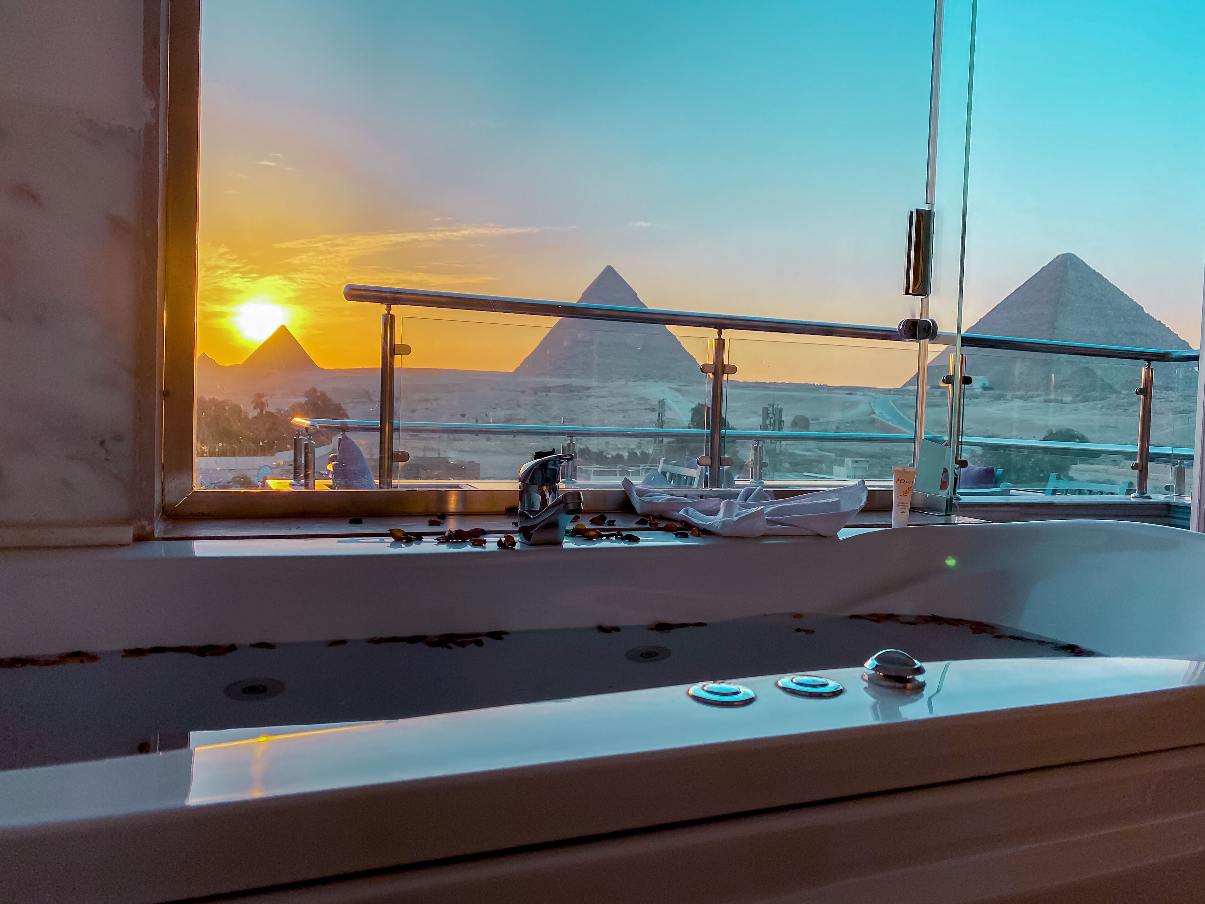 deluxe king suite with pyramids view | 1 bedroom, minibar, in-room safe, desk