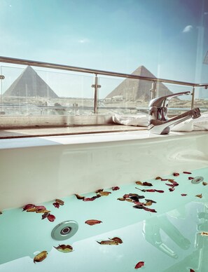 Deluxe King Suite With Pyramids View | 1 bedroom, minibar, in-room safe, desk