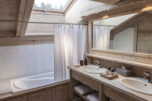 Een douche, gratis toiletartikelen, een haardroger, pantoffels