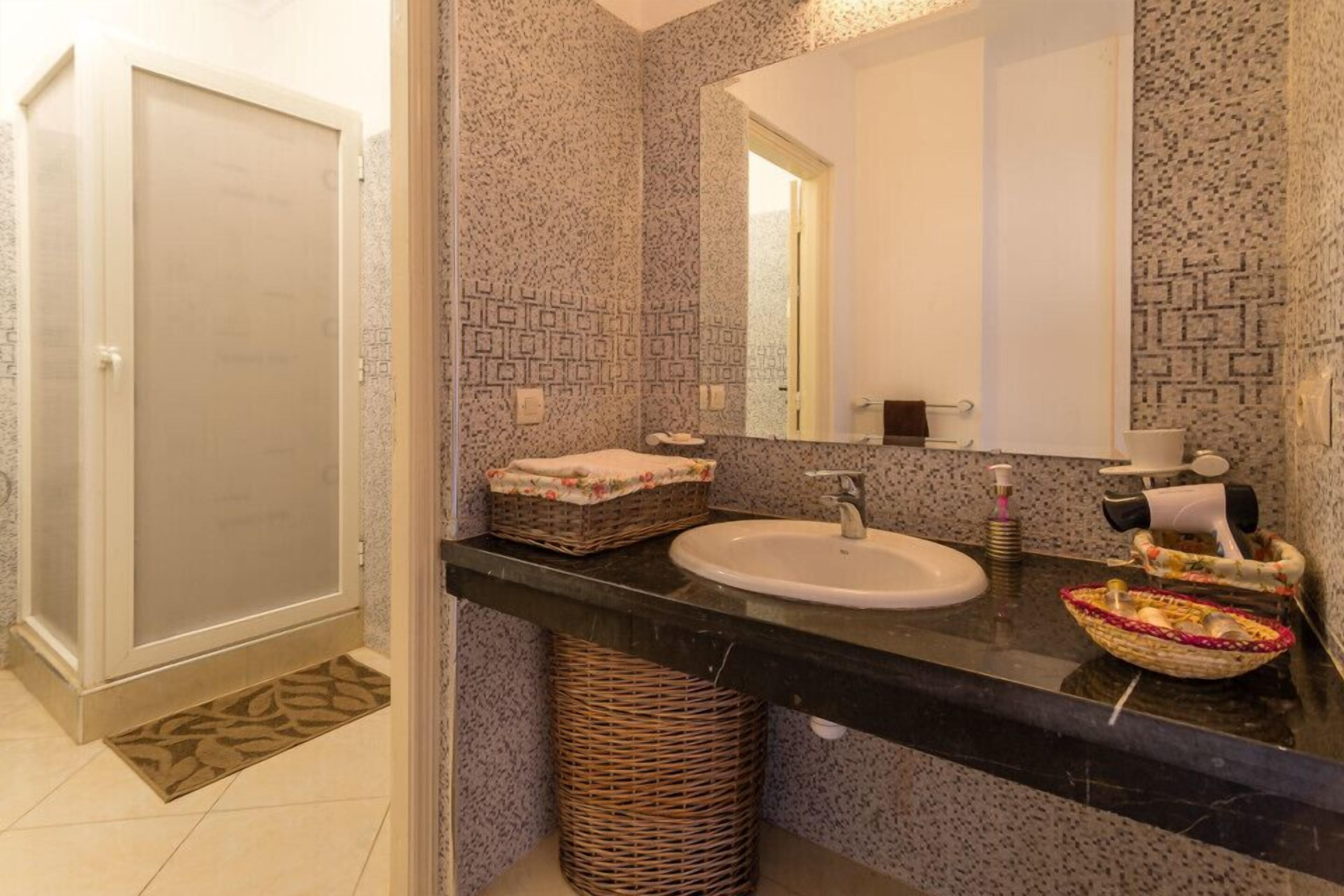 Comfort appartement, 3 slaapkamers | Badkamer | Een douche, gratis toiletartikelen, een haardroger, badjassen