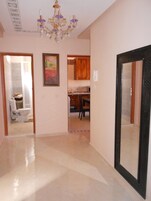 Full-size fridge, microwave, oven, stovetop