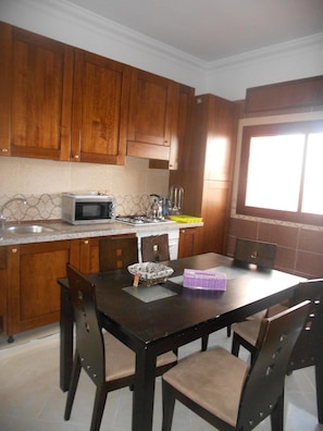 Full-sized fridge, microwave, oven, stovetop - Residence Bab El Janoub (Ouarzazate)