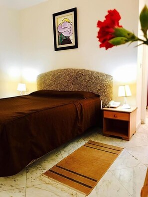 Single Room | In-room safe, desk, blackout drapes, soundproofing