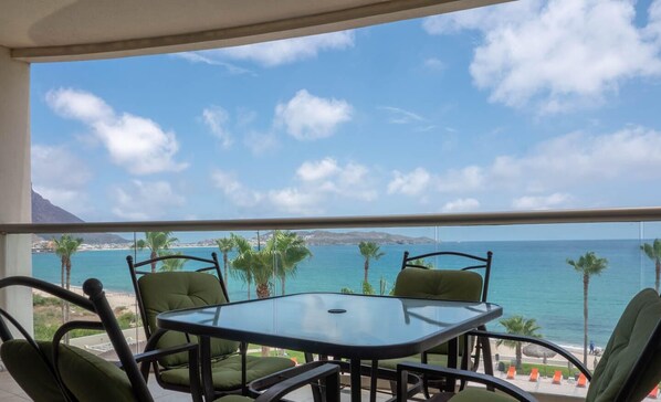 Outdoor dining - 1 Bedroom Playa Blanca 406 Condo by RedAwning (San Carlos)
