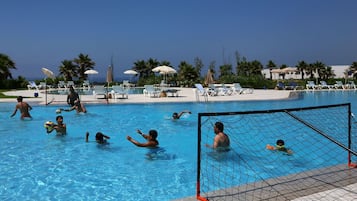 Una piscina techada, una piscina al aire libre