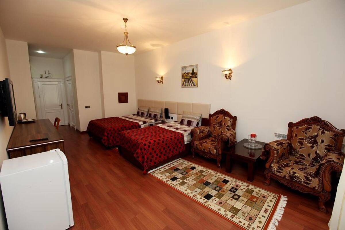 Premium bedding, in-room safe, desk, free WiFi