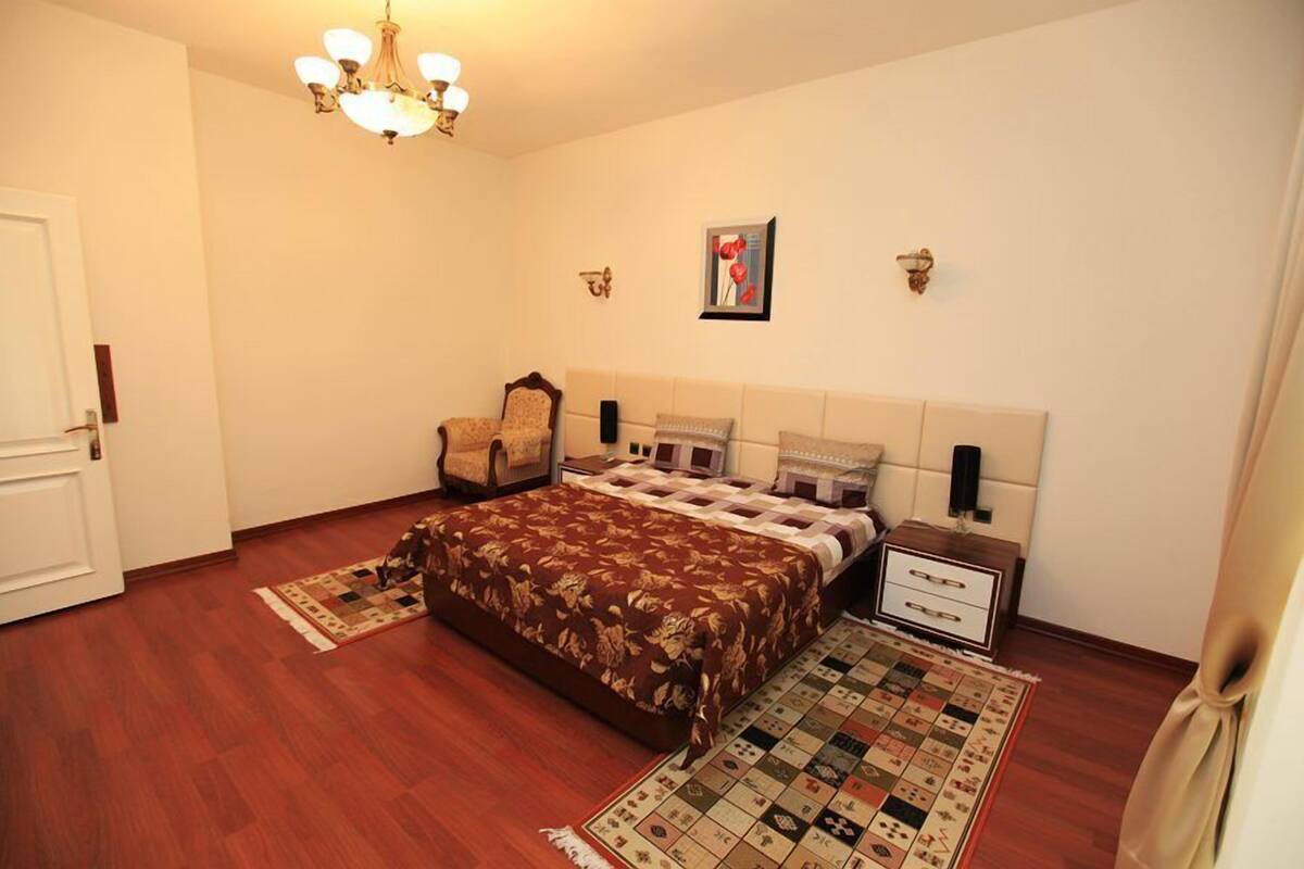Premium bedding, in-room safe, desk, free WiFi
