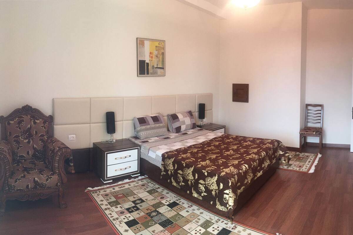 Premium bedding, in-room safe, desk, free WiFi