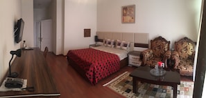 Suite superior, 2 habitaciones, vistas a la ciudad | Ropa de cama de alta calidad, caja fuerte, escritorio y wifi gratis