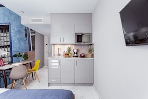 Studio Apartment Mini | Private kitchen | Fridge, microwave, stovetop, coffee/tea maker - Skyreach Bizzstay - Wohnen Am Main (Frankfurt)