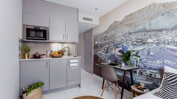 Køleskab, mikrobølgeovn, kogeplade, kaffe-/temaskine