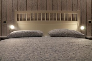 Peralatan tempat tidur premium, bar mini, peti besi dalam bilik, meja