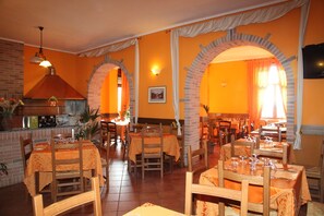 Aperto a pranzo e cena, cucina locale