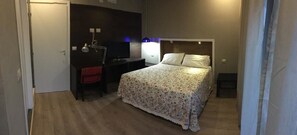 Premium-sengetøj, minibar, pengeskab på værelset, skrivebord