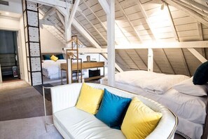 Deluxe Family Room | Premium bedding, desk, blackout drapes, rollaway beds - No.5 HengShan Road Cultural Hotel (Qingdao)