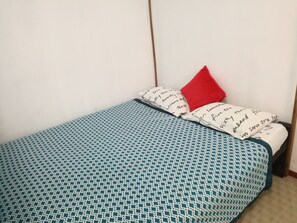 1 bedroom, premium bedding, desk, laptop workspace - 20 House Arugam (Pottuvil)