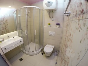 Deluxe-Dreibettzimmer | Badezimmer | Dusche, kostenlose Toilettenartikel, Haartrockner, Hausschuhe